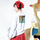 AQUAMETAVERSEの花ブランコに揺られ喜ぶ女の子　ラフルール　1859 Long Sleeve T-Shirt :model wear (back, sleeve)