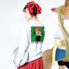 MYLA official online storeの#12 MYLA×ART(Back Print) ロングスリーブTシャツの着用イメージ(裏面・袖部分)