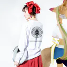 SIZUKI.のdarkness - White 【雨音-amane-】  ロングスリーブTシャツの着用イメージ(裏面・袖部分)