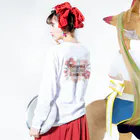 アグリム@かわ主婦スタンプ制作中のかわいい主婦の1日フラワー柄（ロゴブラウン） ロングスリーブTシャツの着用イメージ(裏面・袖部分)