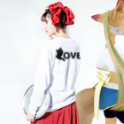 ちょこれーときゃっとの黒猫カカオたんの猫文字「LOVE」 Long Sleeve T-Shirt :model wear (back, sleeve)