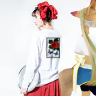 おやすみメリーゴーランドの花札－蝶－ ロングスリーブTシャツの着用イメージ(裏面・袖部分)