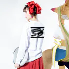 FOUR＋FOURのスケートボードデザイン（モノクロ） ロングスリーブTシャツの着用イメージ(裏面・袖部分)