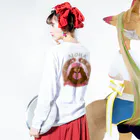 サンディーズフラスタジオのお土産ショップの新マヌメレちゃん ロングスリーブTシャツの着用イメージ(裏面・袖部分)
