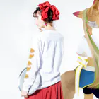 七夕屋さんのパンみたいないぬねこ ロングスリーブTシャツの着用イメージ(裏面・袖部分)