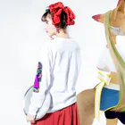 SHIMETASABASHOPの袖に年頃の女の子 ロングスリーブTシャツの着用イメージ(裏面・袖部分)