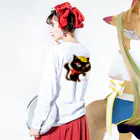 「中華居酒屋 ねこや」マーチャンダイズストアのねこや-黒ミミバージョン(猫家、straycat) ロングスリーブTシャツの着用イメージ(裏面・袖部分)