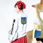 独立社PR,LLCのウクライナ応援 Save Ukraine 徹底抗戦 ロングスリーブTシャツの着用イメージ(裏面・袖部分)