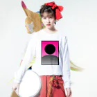 Q2 designのHANAFUDA『芒に月』風ロゴ Long Sleeve T-Shirt :model wear (front)