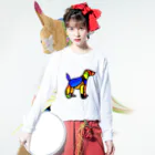 VERITIST (ヴェリティストSUZURI店)のステンドグラス風の犬 ロングスリーブTシャツの着用イメージ(表面)