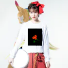 flower_design_hiroの元気と健やかさを与えてくれるオレンジ色のバラグッズ ロングスリーブTシャツの着用イメージ(表面)