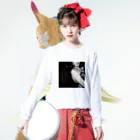 SOKICHISAITOのThe Intersection of a Turning Woman and AI: A Genesis of New Life #011 #forntprint ロングスリーブTシャツの着用イメージ(表面)