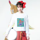 アクリル絵のfuのen-nichi リンゴアメ ロングスリーブTシャツの着用イメージ(表面)