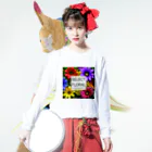 HirockDesignJapanの秋がテーマのコスモスなどの花柄デザイン 롱 슬리브 티셔츠の着用イメージ(表面)