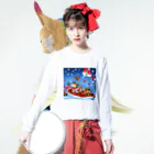 HirockDesignJapanの雪降るクリスマスイブにプレゼントを配達するサンタクロースとトナカイ Long Sleeve T-Shirt :model wear (front)