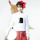 SnapTail by 交流猫動画のデカい黒猫どんちゃん ロングスリーブTシャツの着用イメージ(表面)