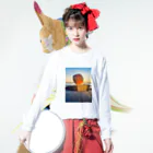 ARTPARTNERの 朝焼けのりんご　 ロングスリーブTシャツの着用イメージ(表面)