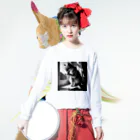 猫は癒やしの毛づくろい猫 Long Sleeve T-Shirt :model wear (front)