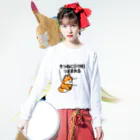 botsu【デフォルメ動物イラスト屋】のきつねにハラをつままれる Long Sleeve T-Shirt :model wear (front)