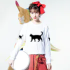 Teatime ティータイムの黒猫は見ていた　ねこ Long Sleeve T-Shirt :model wear (front)