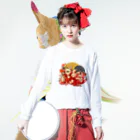 World_Teesのこのかわいらしいキツネは、日本のアニメやキツネ好きの10代の女の子にぴったりです。 ロングスリーブTシャツの着用イメージ(表面)