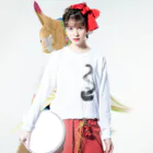 iAi-jpのりんごのかわむき ロングスリーブTシャツの着用イメージ(表面)