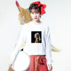 Art Baseのフェルメール / 真珠の耳飾りの少女(The Girl with a Pearl Earring 1665) Long Sleeve T-Shirt :model wear (front)