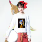 ojiartの真珠の耳飾りの猫 ロングスリーブTシャツの着用イメージ(表面)