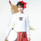 野鳥と犬の竃蔵屋(かまくらや)の雪原の犬。オーストラリアンキャトルドッグ。 Long Sleeve T-Shirt :model wear (front)