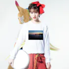 ラテン系和訳 Traducción de músicaの釧路の夕焼けとカモメ Long Sleeve T-Shirt :model wear (front)
