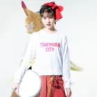 JIMOTOE Wear Local Japanの土浦市 TSUCHIURA CITY ロゴピンク Long Sleeve T-Shirt :model wear (front)