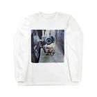 ほのぼの堂の見つめる猫のいる風景 Long Sleeve T-Shirt