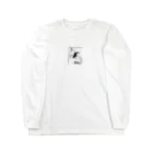 入り江わにアナログ店の曇ったガラスを拭く女 Long Sleeve T-Shirt