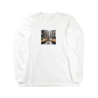 Wenbeeの車が行き交う街にたたずむキリン Long Sleeve T-Shirt