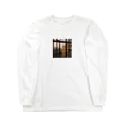 shell_hutの窓から覗く荒廃した建物が立ち並ぶ無人の通り Long Sleeve T-Shirt