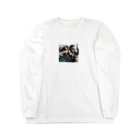 Lovers-chapelの「男」と「女」が拳銃を手に Long Sleeve T-Shirt