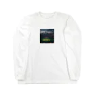 dream_canvasの空にそびえる高層ビルとスポーツスタジアムの壮大な景色。 Long Sleeve T-Shirt