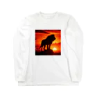 プレヒストリック・ワイルドの夕日を背にしたライオンのシルエット Long Sleeve T-Shirt