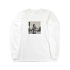 ユニーク・キュートのたたずむ女性 Long Sleeve T-Shirt