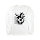 ボールボーイの猫とサッカーボール白黒 ロングスリーブTシャツ