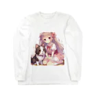 ウツボちゃんの可愛い犬とじゃれ合う女の子 ロングスリーブTシャツ