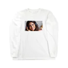 moesoraの音楽を聴く女性 Long Sleeve T-Shirt