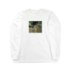 おもち屋さんの鉄棒で背面跳びするねこ Long Sleeve T-Shirt