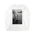 Hollywayの白い馬　ビーチ　白黒写真 ロングスリーブTシャツ