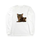 鼠の王国製作所のキジ柄の猫がこちらをみている ロングスリーブTシャツ