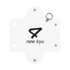 new kyuのnew kyu ロゴ ミニクリアマルチケース