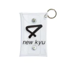 new kyuのnew kyu ロゴ Mini Clear Multipurpose Case