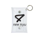 new kyuのnew kyu ロゴ ミニクリアマルチケース