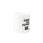 オノマトピアのペッパーミル・パフォーマンス（骨タイプ）GRIND THE PEPPER・文字黒 Mug :other side of the handle