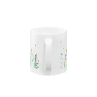 カワラリマーの花畑で春風と遊ぶ仲良しトリオ Mug :handle